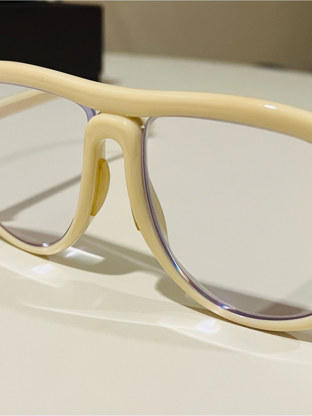 Tom Ford Cream Aviator-Style Sunglass Arms with Gold Detailing - Picture 4 of 7